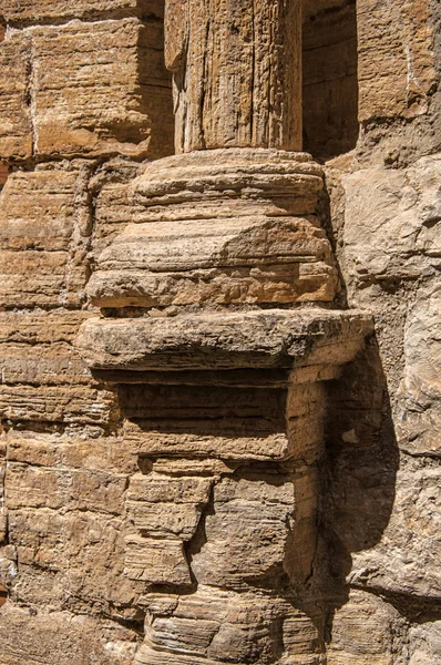 Primer plano de la antigua base de la columna de piedra en Chteaudouble . —  Fotos de Stock