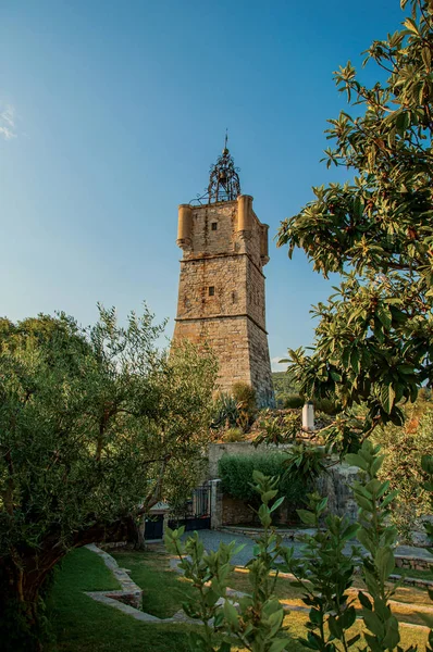 Vue de la tour de l'horloge en pierre au sommet de la colline avec végétation à Draguignan . — Photo