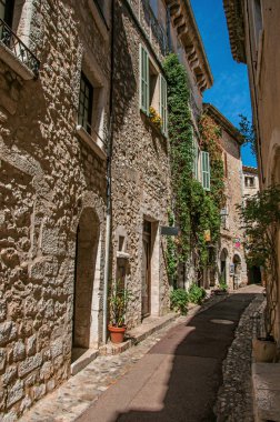 Saint-Paul-de-Vence'nin mavi güneşli bir günde üzerinde görünümünü sokak taş evler.