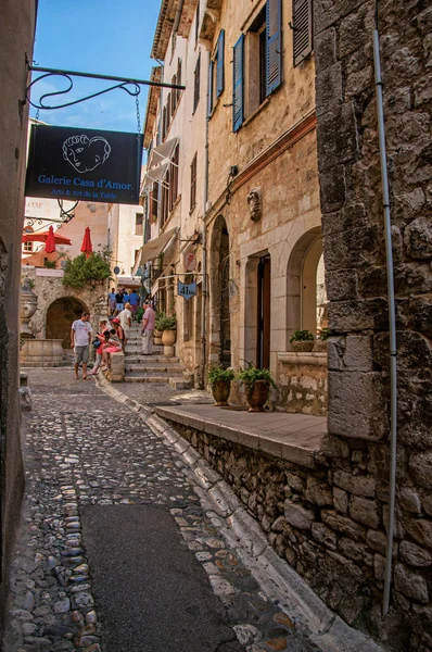 Vue de rue en pierre avec magasin dans le village de Saint-Paul-de-Vence . — Photo