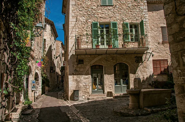 Kare, taş evleri ve Saint-Paul-de-Vence'nin Çeşme Sokak.