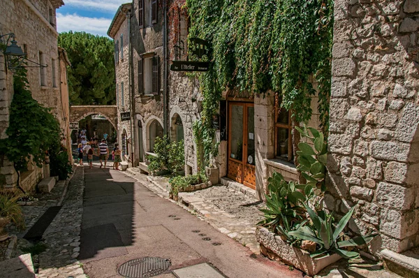 Gränd med stenhus och butiker i byn Saint-Paul-de-Vence. — Stockfoto