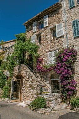 Merdiven ve kahkaha Saint-Paul-de-Vence'nin köyde ev.