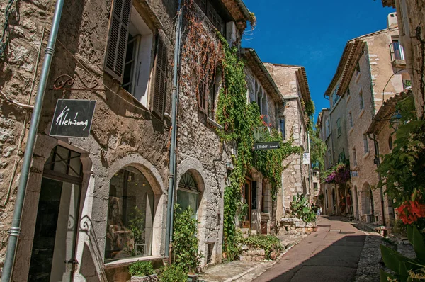 Gränd med stenhus och butiker i byn Saint-Paul-de-Vence. — Stockfoto