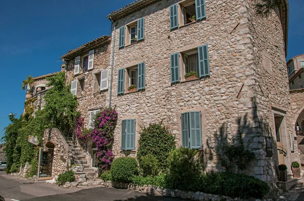 Hus med trappa och Vinda i byn Saint-Paul-de-Vence. — Stockfoto