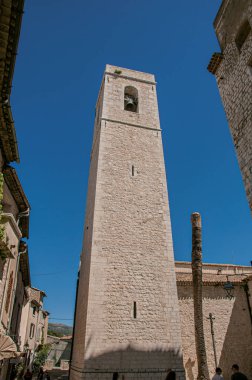 Saint-Paul-de-Vence'nin kilisede yanındaki taş çan kulesi kuleye bakış.