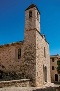 Görünüm sokak ve Kilisesi Saint-Paul-de-Vence'nin taş çan kulesi ile.