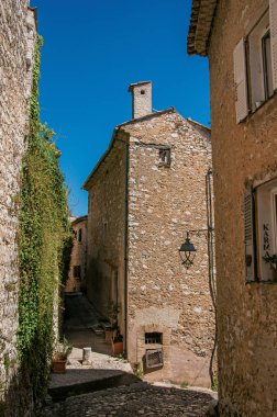 Lamba ve Saint-Paul-de-Vence'nin köyün gündüzsefası taş ev.