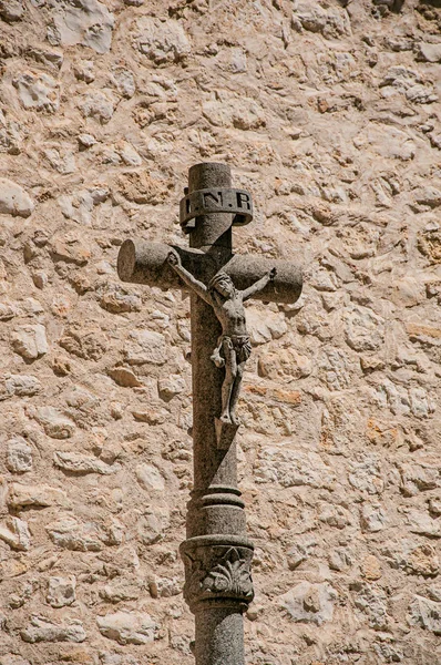 Kő feszület és a fal, a Saint-Paul-de-Vence-templom mellett. — Stock Fotó