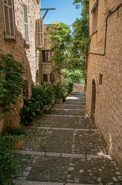 Utsikt över gränden med stenhus och lutning i Saint-Paul-de-Vence. — Stockfoto