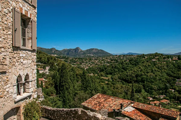 Panoramic view of hills and facade of building in Saint-Paul-de-Vence. — Stock Photo, Image