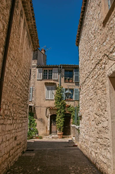 Allee mit Steinmauern, Haus und Pflanzen in Saint-Paul-de-Vence. — Stockfoto