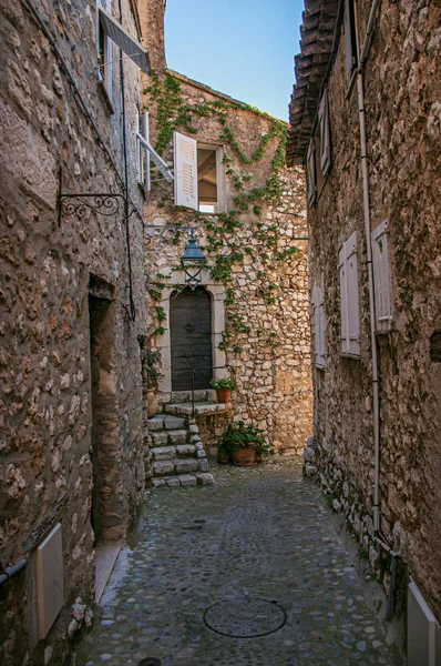 Аллея с каменными стенами, домом и растениями в Сен-Поль-де-Ванс . — стоковое фото