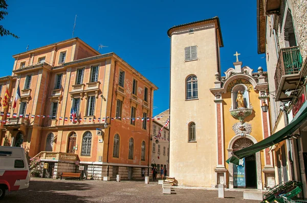 Utsikt över Stadshusets byggnad och kyrkan i Vence. — Stockfoto