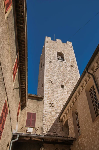 Vista da torre do campanário de pedra ao lado da igreja em Vence . — Fotografia de Stock