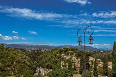 Panoramik manzaralı tepeler, çatıları ve Haut-de-Cagnes Lambada.