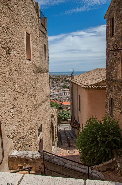 A házak, a lépcső a lejtőn, és a kék ég, a Haut-de-Cagnes sikátor. — Stock Fotó