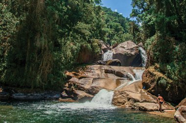 Itatiaia Park'ta ormanın ortasında küçük şelale lagün görünümünü
