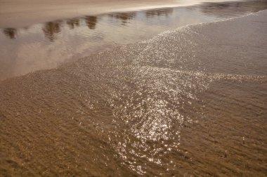 Kumsalda kırma Juquey beach, güneş, devletin çok Paulo, güneybatı Brezilya kıyılarında bir şaşırtıcı ve tropikal köyü ile deniz suyu görünümünü dalga.