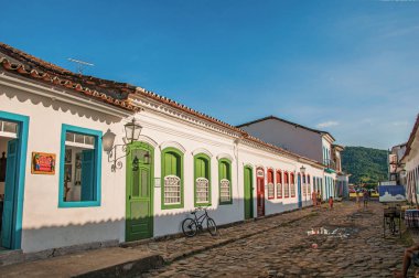 Paraty, Brezilya - 25 Ocak 2015. Arnavut kaldırımlı Paraty, Rio de Janeiro devlet sahil, güneybatı Brezilya şaşırtıcı ve tarihi kasabada mavi güneşli gökyüzü altında eski evlerin sokak genel bakış