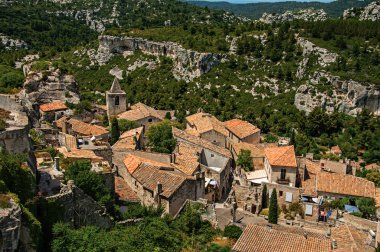 Panoramik Baux-de-Provence kalenin kalıntıları Köyü nün çatı tepe üzerinde hemen altında. Bouches-du-Rhone bölümü, Provence-Alpes-Cte d'Azur bölgesi, Güneydoğu Fransa