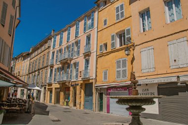 Aix-en-Provence, Fransa-09 Temmuz 2016. Sokakta renkli binalar, alışveriş ve Çeşme Provence'da keyifli ve hareketli bir Fransız kırsal kasabada. Provence bölgesini, Güneydoğu Fransa