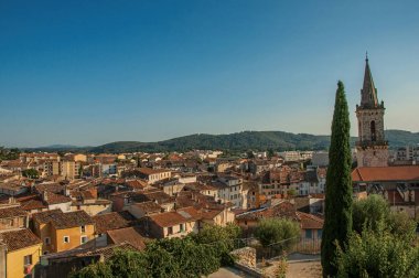Canlı ve cana yakın kasaba, Draguignan gün batımının renkli ışık altında Saat Kulesi tepeden bir bakış. Var bölümünde, Provence bölgesini, Güneydoğu Fransa bulunan
