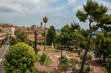 Peyzajlı kare binalar ve şehir merkezi Grasse, parfüm üretimi için bilinen bir dostu kasaba sokağa. Alpes-Maritimes bölümü, Provence bölgesini, Güneydoğu Fransa bulunan