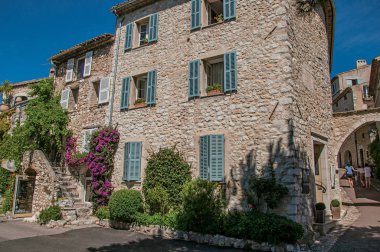 Saint-Paul-de-Vence, Fransa-13 Temmuz 2016. Merdiven ve kahkaha Saint-Paul-de-Vence'nin köyde ev tamamen korunmuş Ortaçağ kenti çarpıcı. Provence bölgesini, Güneydoğu Fransa