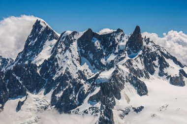 Aiguille du Midi Chamonix yakınındaki her bakıldığında close-up karlı tepeler ve dağlar. Haute-Savoie Eyaleti, Mont Blanc Fransız Alpleri'nde'nın eteklerinde yer alan ünlü kayak merkezi.