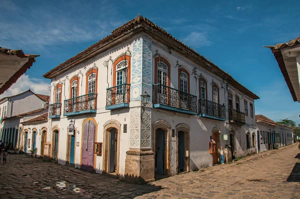 パラチー ブラジル 2015 石畳通りサルヴァドール ブラジル南西部のリオ ジャネイロ州海岸で驚くべき 歴史的な町の晴れた青空の下で古い家の概要 — ストック写真