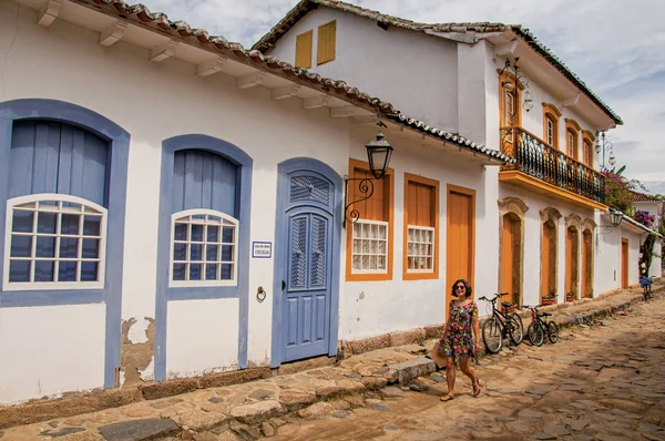 Paraty Brazil January 2015 Cobblestone Alley Colorful Old Houses Woman — Stock Photo, Image