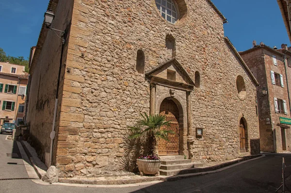 Chteaudouble 2016年7月11日 石头做了古教堂的门面在 Chateaudouble 一个安静和旅游村庄与中世纪起源在一个晴朗的夏天天 位于普罗旺斯地区 — 图库照片