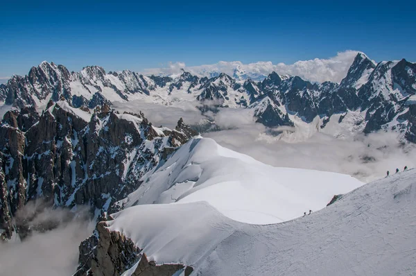 Ośnieżone Szczyty Alpinistów Oglądane Aiguille Midi Pobliżu Chamonix Słynnego Ośrodka — Zdjęcie stockowe
