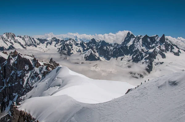 雪峰とエギーユ ミディ シャモニーの近くから見た 晴れた日に登山 フランス アルプスのオート サヴォワ県にある有名なスキー リゾート 補正後の画像 — ストック写真