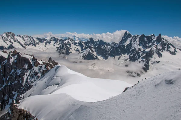 Ośnieżone Szczyty Górali Słoneczny Dzień Oglądane Aiguille Midi Pobliżu Chamonix — Zdjęcie stockowe