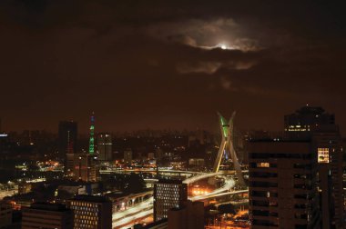 Şehir manzarası ile köprü ve bina bulutlu ve tam ay Sao Paulo şehir altında gece manzarası. Kültür ve iş meslek için ünlü dev şehir.