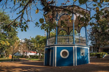 Eski renkli çardak Meydanı ağaçların, Sao Manuel, güneşli bir gün yemyeşil bahçe tam ortasında. Sao Paulo eyalet kırsal kesimde şirin bir kasaba. Güneydoğu Brezilya.