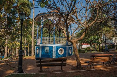 Sao Manuel, Güneydoğu Brezilya - 08 Eylül 2017. Eski renkli çardak ağaçların, Sao Manuel, güneşli bir gün Bahçe tam ortasında. Sao Paulo eyalet kırsal kesimde şirin küçük bir kasaba.