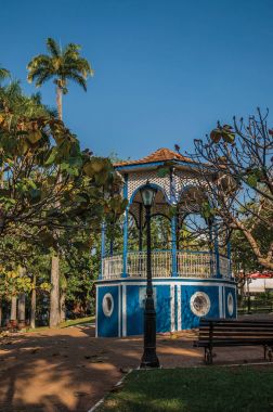 Sao Manuel, Güneydoğu Brezilya - 08 Eylül 2017. Eski renkli çardak ağaçların, Sao Manuel, güneşli bir gün Bahçe tam ortasında. Sao Paulo eyalet kırsal kesimde şirin küçük bir kasaba.