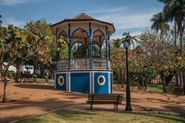 Eski renkli gazebo ve aydınlatma direği Bahçe dolu yemyeşil ağaçlarda Sao Manuel, güneşli bir gün ortasında. Sao Paulo eyalet kırsal kesimde şirin bir kasaba. Güneydoğu Brezilya.
