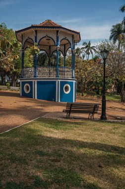 Eski renkli gazebo ve aydınlatma direği ile Sao Manuel, güneşli bir günde yeşil çim Bahçe ortasında. Sao Paulo eyalet kırsal kesimde şirin bir kasaba. Güneydoğu Brezilya.