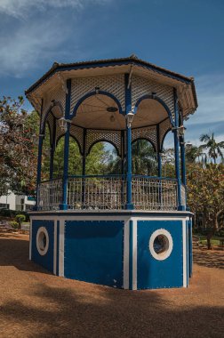 Bahçe dolu yemyeşil ağaçlarda Sao Manuel, güneşli bir gün ortasında eski renkli çardak close-up. Sao Paulo eyalet kırsal kesimde şirin bir kasaba. Güneydoğu Brezilya.