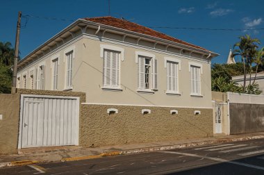 İşçi sınıfı eski ev Garaj kapı ve palmiye ağacı güneşli bir San Manuel adlı boş bir sokakta. Sao Paulo eyalet kırsal kesimde şirin bir kasaba. Güneydoğu Brezilya.