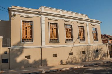 Sao Manuel, Güneydoğu Brezilya - 14 Ekim 2017. Eski süslü townhouse cephe windows San Manuel, güneşli bir günde bir boş sokakta dolu. Sao Paulo eyalet kırsal kesimde şirin küçük bir kasaba.