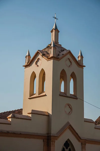 小さな教会のファサードと鐘楼 つの側面に日光と他の Sao マヌエルの夕日の影 サンパウロ州の田舎でかわいい小さな町 南東ブラジル — ストック写真