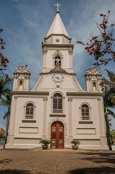 Façade Église Beffroi Devant Une Petite Place Pavée Avec Jardin — Photo