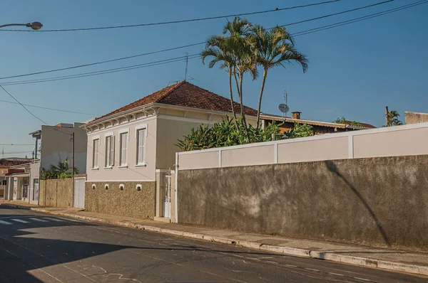 圣保罗 巴西东南部 2017年10月14日 工人阶级的老房子 墙在空荡荡的街道上 在一个晴朗的日子 在圣曼努埃尔 圣保罗州乡村的可爱小镇 — 图库照片