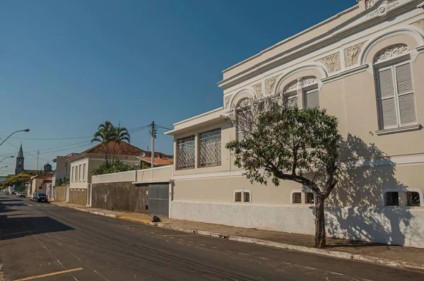 Vecchia Casa Città Decorata Una Strada Vuota Con Alberi Sul — Foto Stock