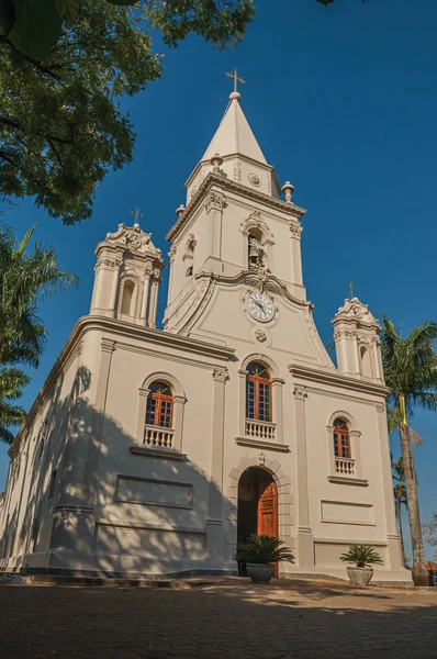 Façade Église Beffroi Devant Une Petite Place Pavée Avec Jardin — Photo